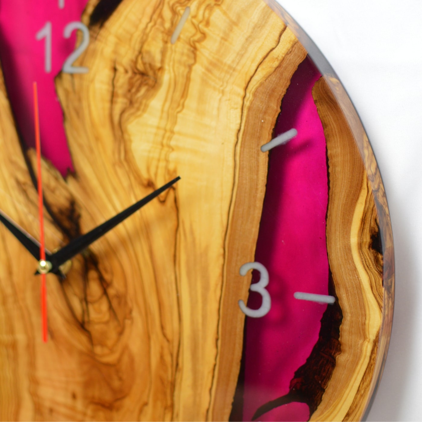 Dettaglio orologio magenta
