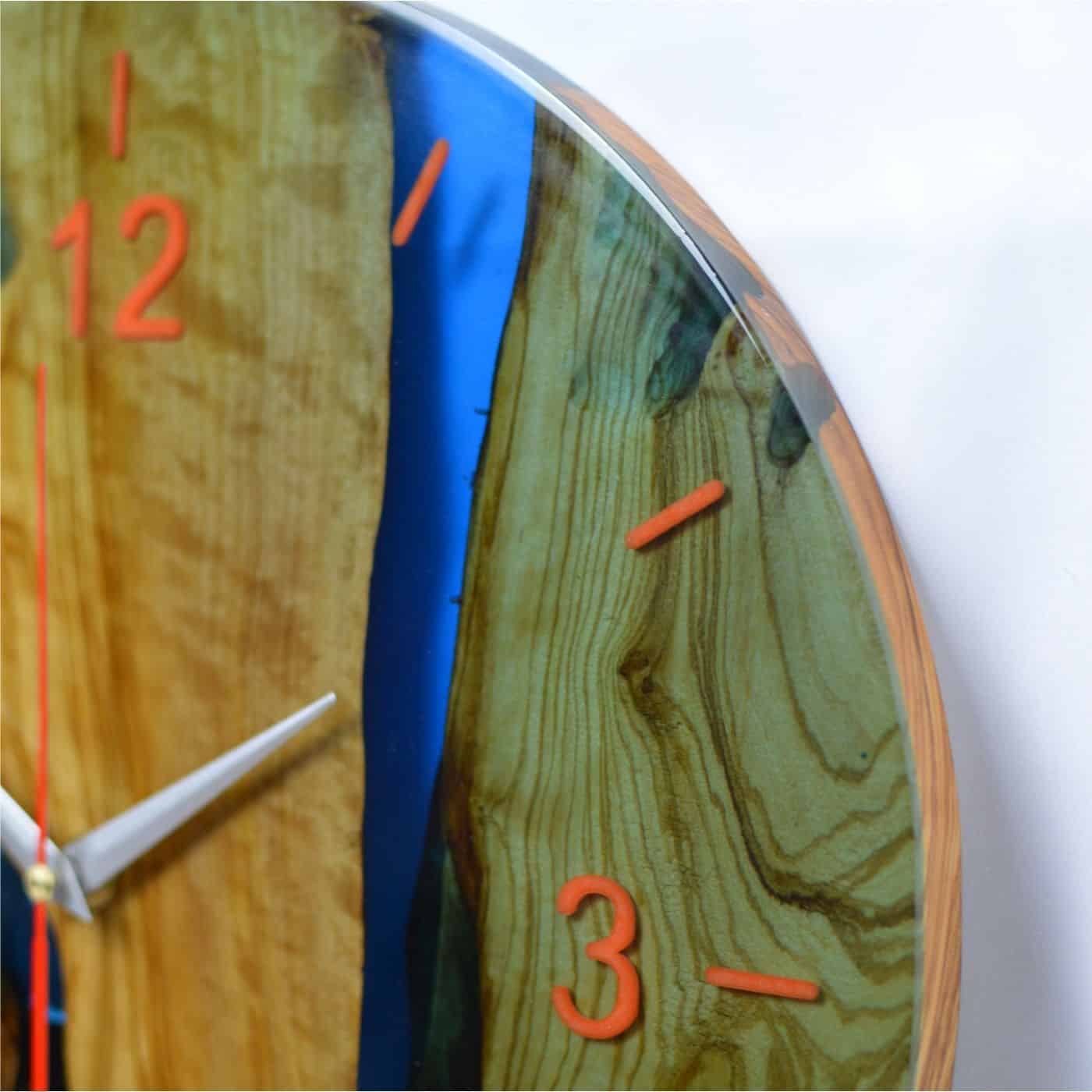 Dettaglio di Orologio legno e resina epossidica blu