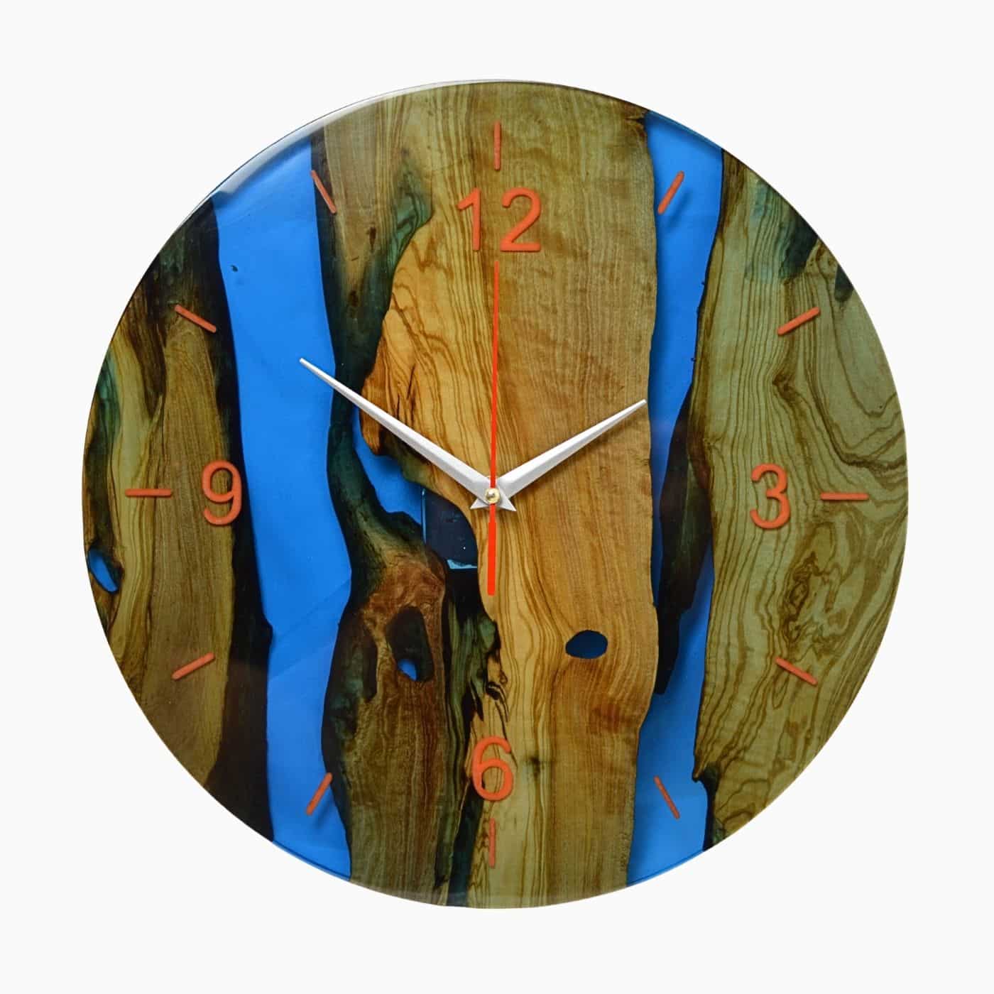 Orologio legno e resina epossidica blu intenso, numeri arancioni