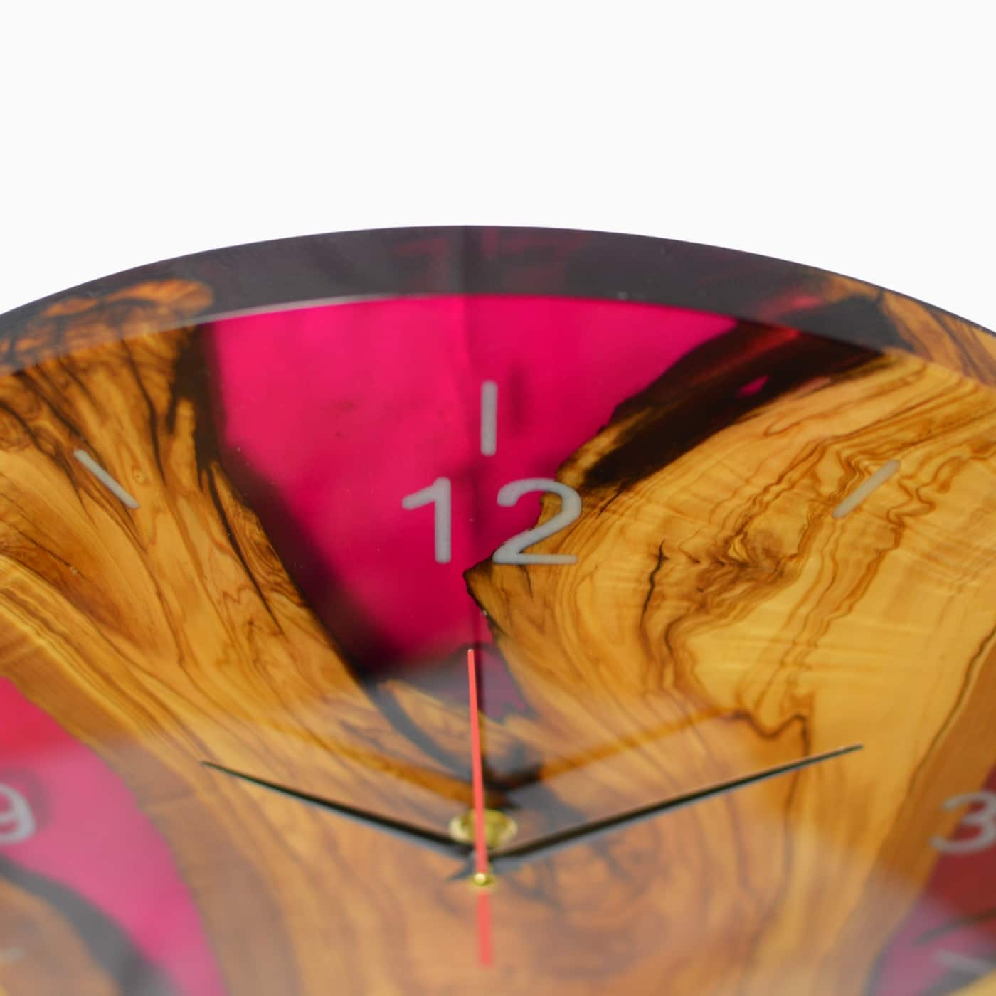Dettaglio orologio in legno e resina da muro