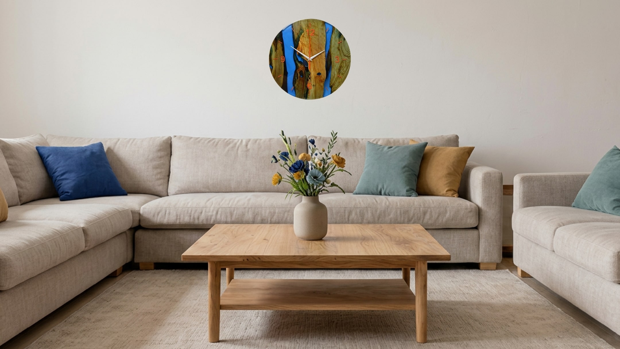 Orologio legno e resina epossidica blu in contesto domestico