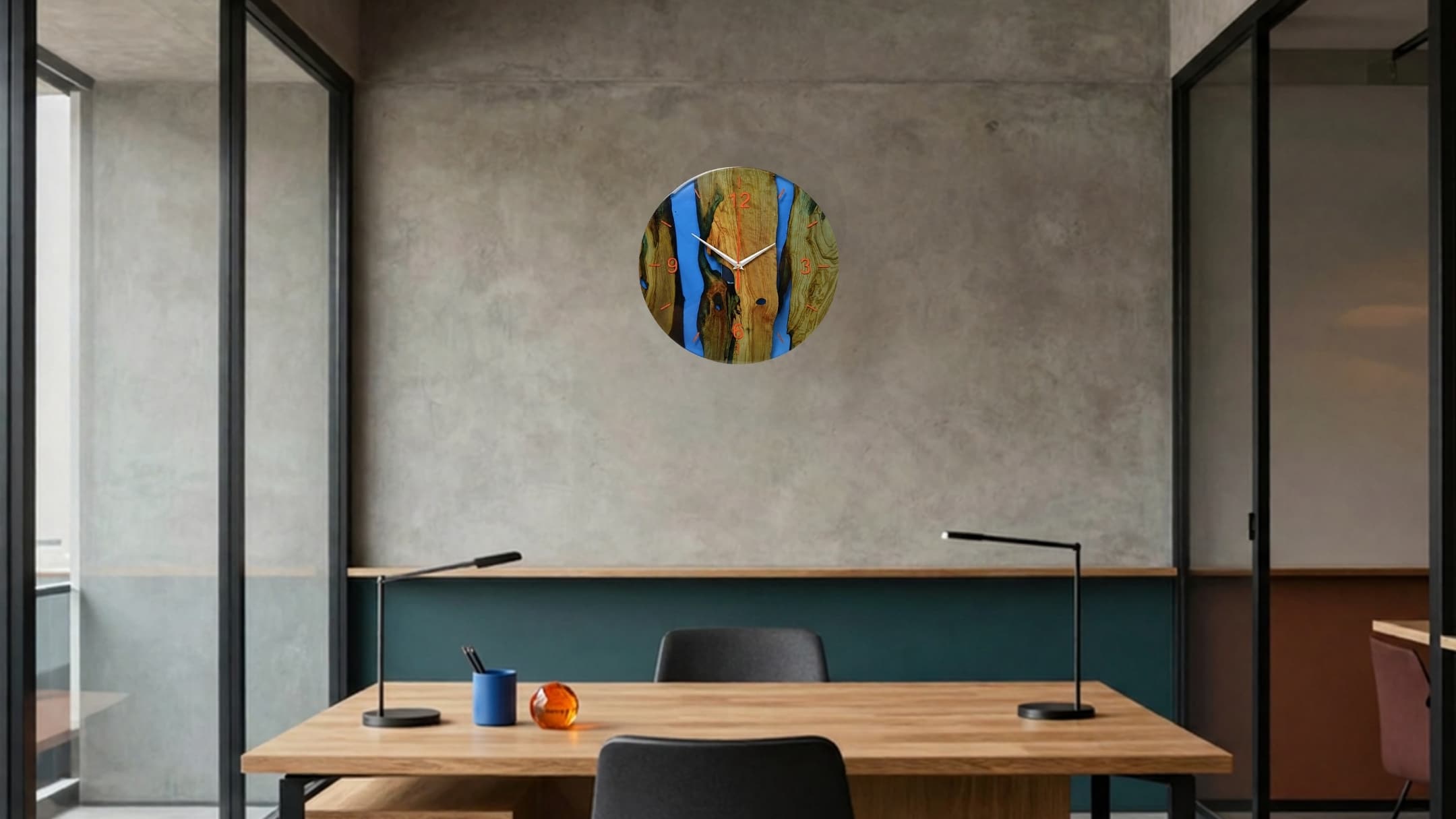 Orologio legno e resina epossidica blu in ufficio industrial