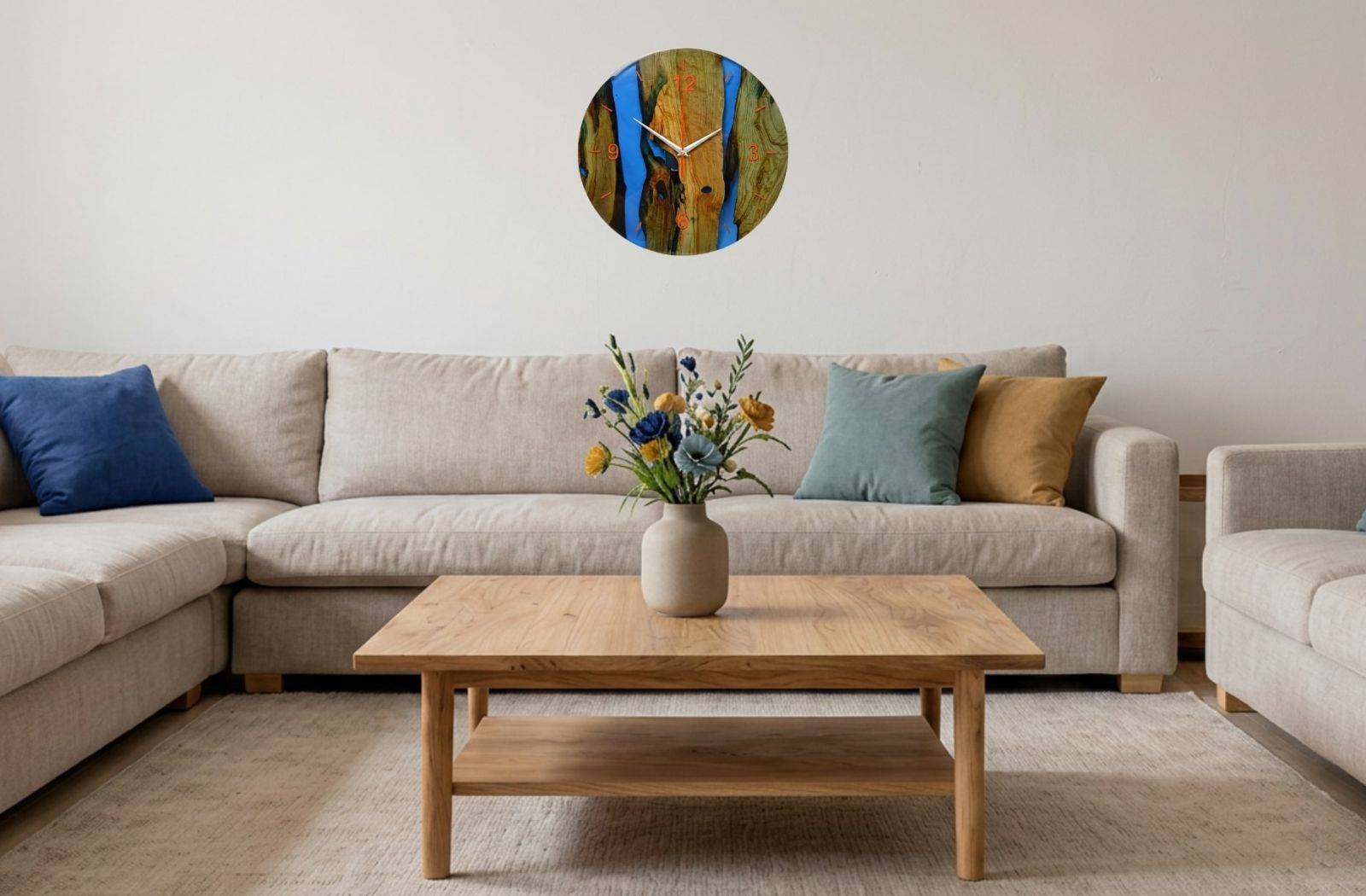 Orologio legno e resina epossidica blu in contesto domestico