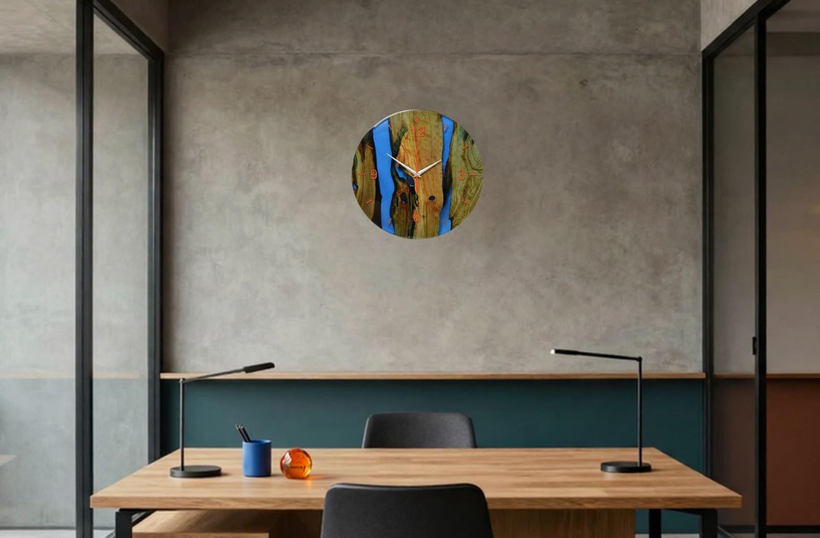 Orologio legno e resina epossidica blu in ufficio industrial